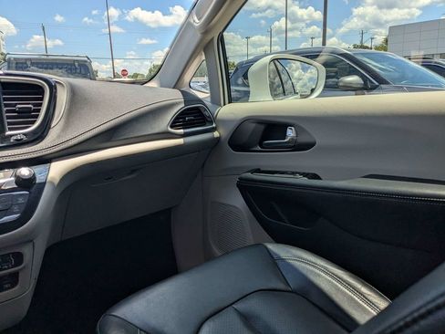 Used 2022 Chrysler Pacifica Touring-L AWD/4WD image 17