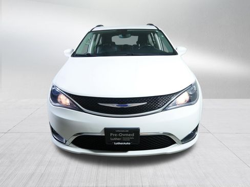 Used 2020 Chrysler Pacifica Touring-L w/ Tire & Wheel Group FWD image 2