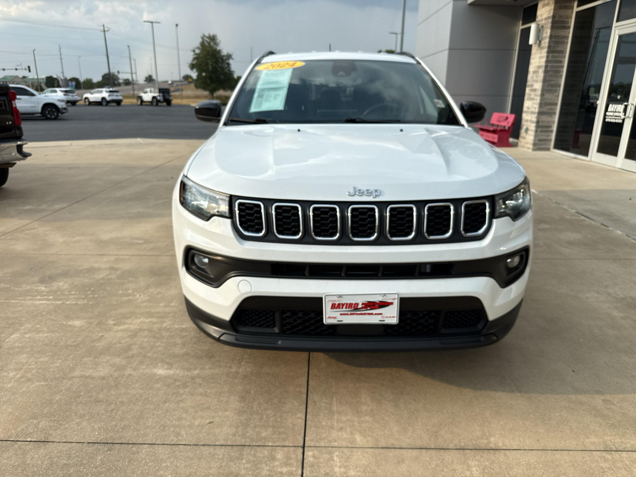 Used 2024 Jeep Compass Latitude AWD/4WD image 2