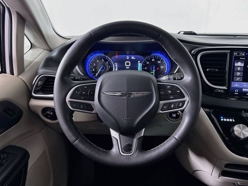Used 2024 Chrysler Pacifica Touring-L FWD image 11