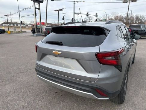 Used 2025 Chevrolet Trax LT w/ LT Convenience Package image 17