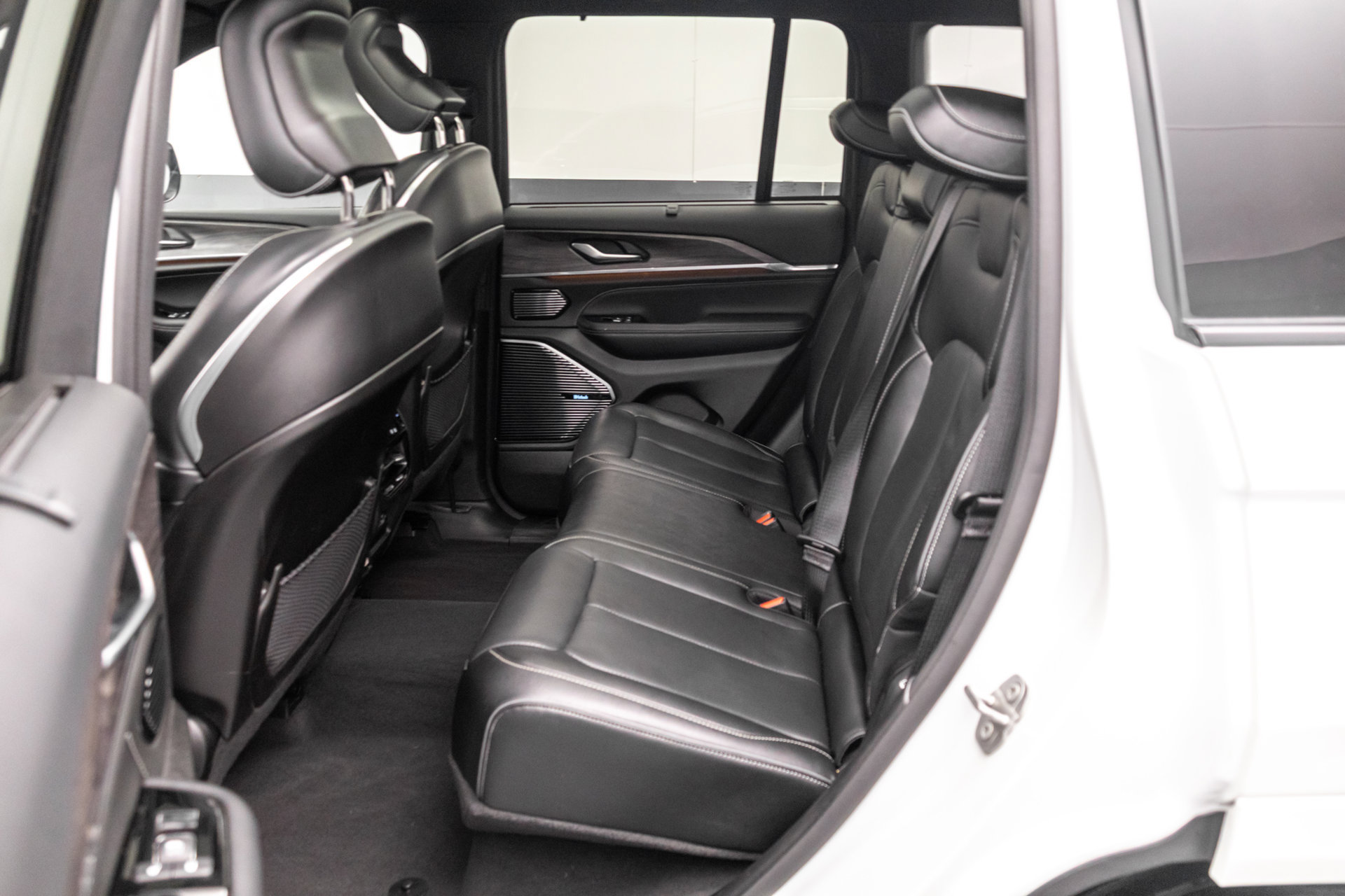 Used 2022 Jeep Grand Cherokee Overland w/ Advanced Protech Group III AWD/4WD image 32