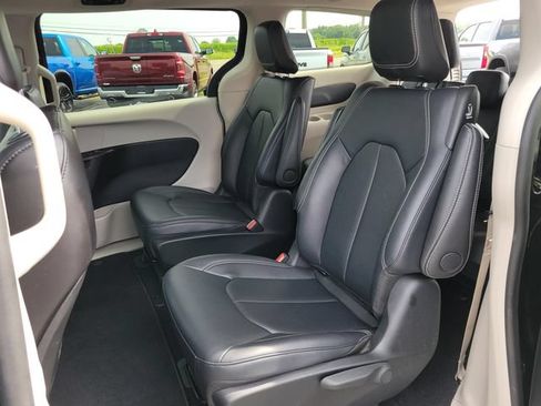 Used 2024 Chrysler Pacifica Limited FWD image 29
