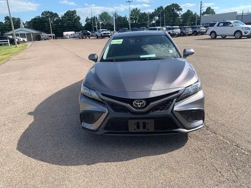 Used 2022 Toyota Camry SE w/ Cold Weather Package FWD image 2