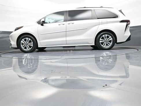 Used 2024 Toyota Sienna XLE w/ XLE Plus Package AWD/4WD image 35