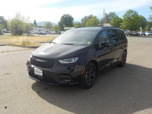 New 2026 Chrysler Pacifica Limited image 3