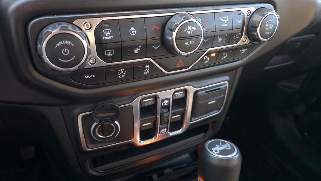 Used 2018 Jeep Wrangler Unlimited Sahara w/ Uconnect 4C Nav & Sound Group AWD/4WD image 19