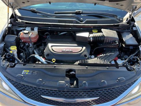 Used 2017 Chrysler Pacifica Touring-L image 44