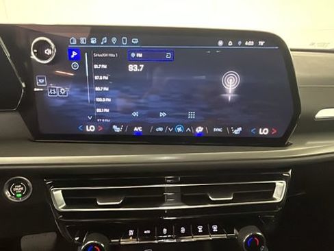 Used 2025 Chevrolet Traverse LT AWD/4WD image 23