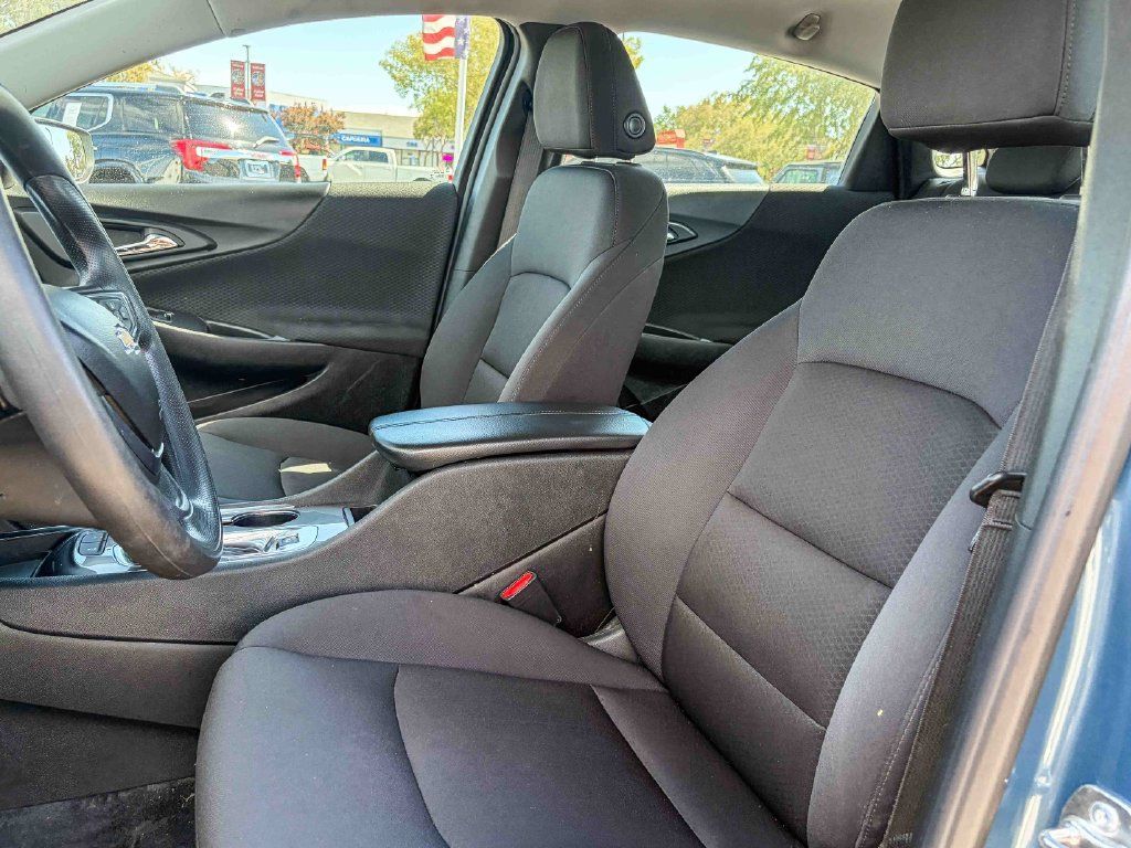 Used 2025 Chevrolet Malibu LT FWD image 9