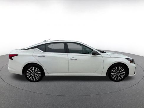 Used 2025 Nissan Altima 2.5 SV FWD image 16