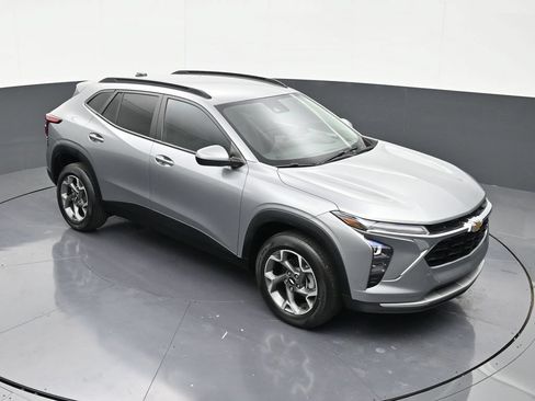 Used 2024 Chevrolet Trax LT w/ Driver Confidence Package FWD image 18