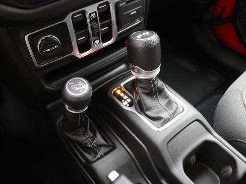Used 2025 Jeep Wrangler Unlimited Sahara AWD/4WD image 25