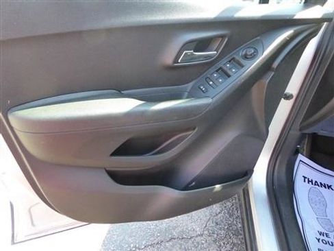 Used 2016 Chevrolet Trax LT w/ LT Convenience Package image 9