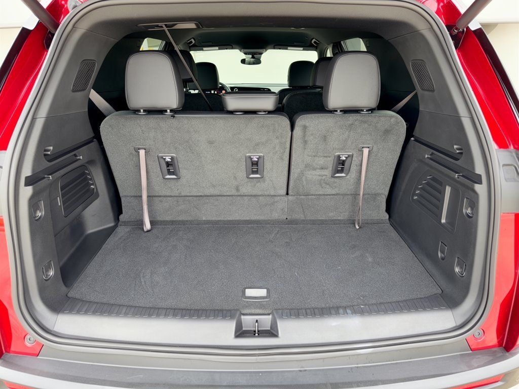 Used 2025 Chevrolet Traverse LT w/ LPO, Floor Liner Package FWD image 28