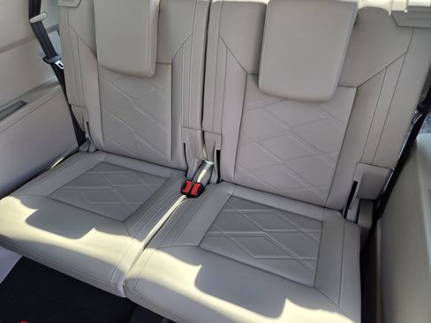 Used 2025 Volkswagen Atlas SE FWD image 24