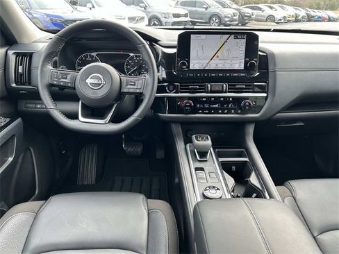 Used 2025 Nissan Pathfinder SL image 17