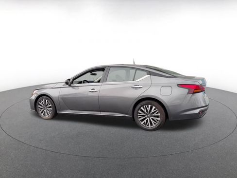 Used 2025 Nissan Altima 2.5 SV FWD image 10