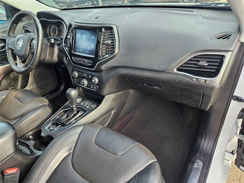 Used 2019 Jeep Cherokee Overland w/ Technology Group image 19