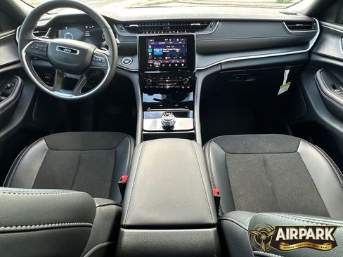 New 2025 Jeep Grand Cherokee L Altitude image 14