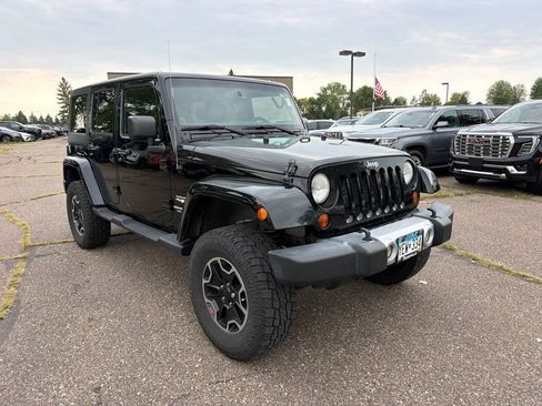 Used 2013 Jeep Wrangler Unlimited Sahara w/ Connectivity Group AWD/4WD image 3