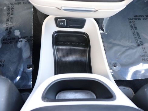 Used 2024 Chrysler Pacifica Limited FWD image 46