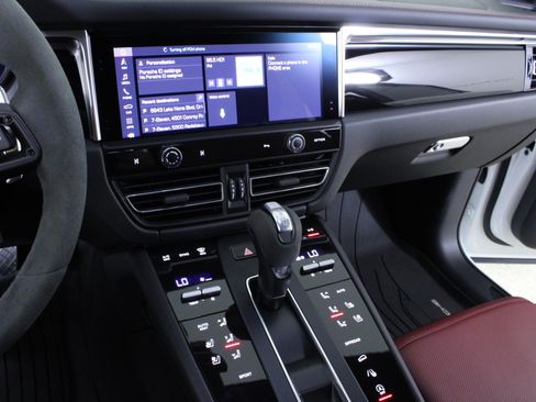 Used 2022 Porsche Macan AWD/4WD image 26