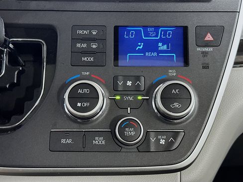 Used 2020 Toyota Sienna XLE image 24