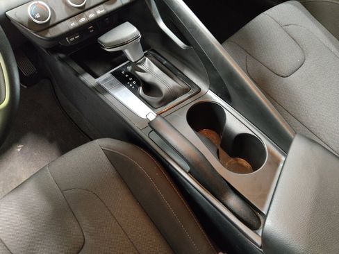 Used 2025 Hyundai Elantra SE image 26