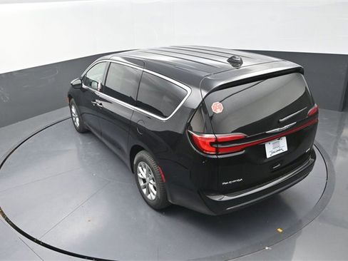 New 2026 Chrysler Pacifica Select image 13