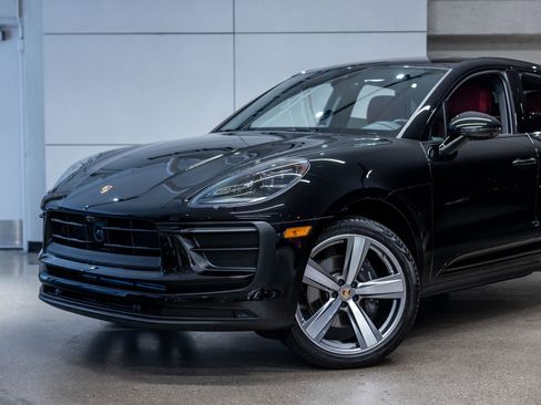 Certified 2025 Porsche Macan AWD/4WD image 22