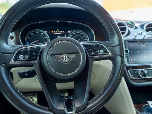 Used 2018 Bentley Bentayga Activity image 10