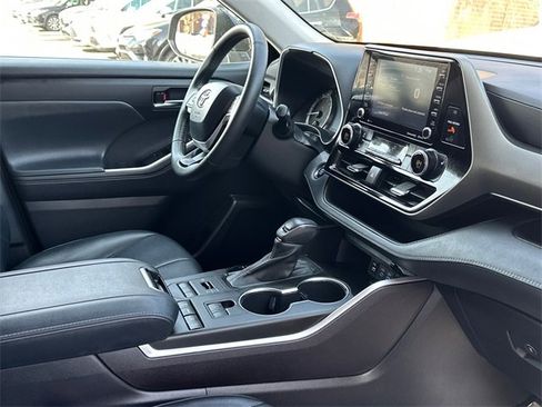 Certified 2022 Toyota Highlander XLE image 12