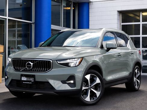 Used 2024 Volvo XC40 B5 Plus AWD/4WD image 1