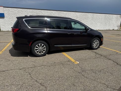 Used 2017 Chrysler Pacifica Touring-L FWD image 12