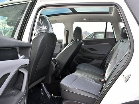 New 2026 Volkswagen Tiguan SE image 8