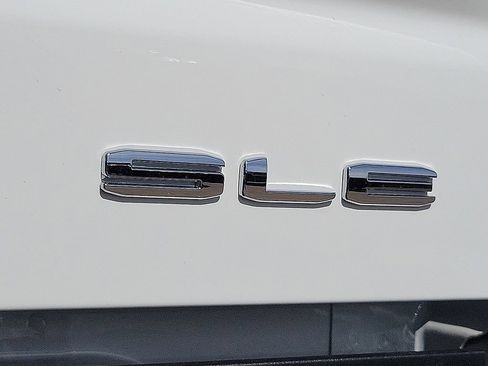 New 2026 GMC Sierra 1500 SLE w/ Preferred Package image 9