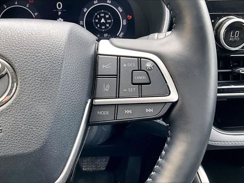 Used 2025 Toyota Highlander Limited AWD/4WD image 25