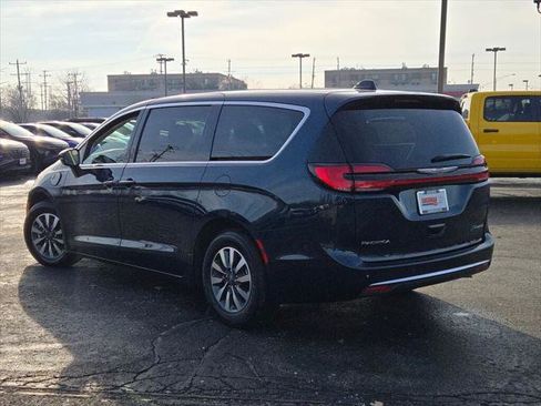 Certified 2024 Chrysler Pacifica Select image 12