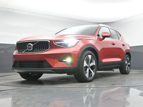 Used 2025 Volvo XC40 B5 Plus AWD/4WD image 37