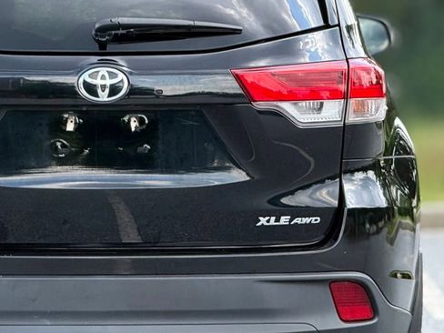 Used 2019 Toyota Highlander XLE AWD/4WD image 17