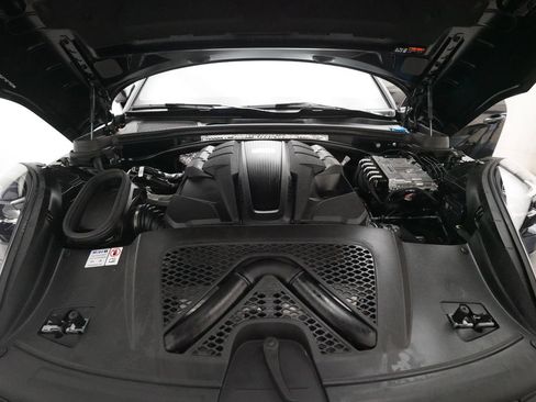 Certified 2024 Porsche Macan S image 33