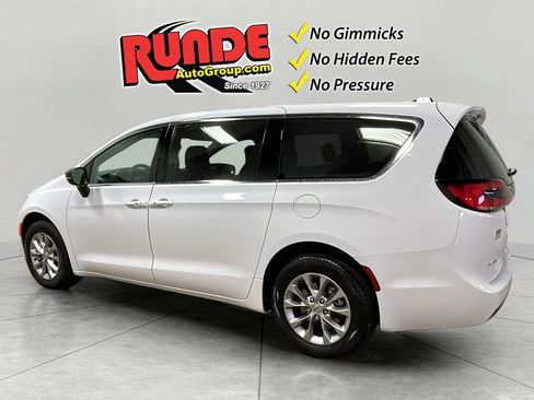 Used 2024 Chrysler Pacifica Touring-L image 3