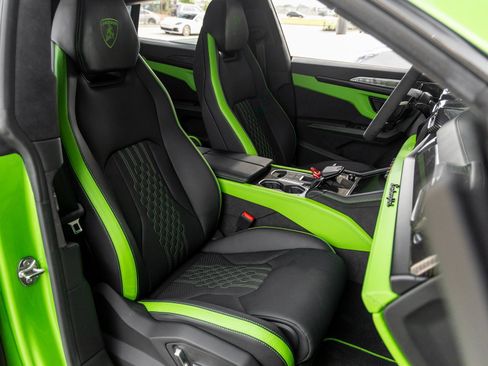 Used 2025 Lamborghini Urus SE image 54