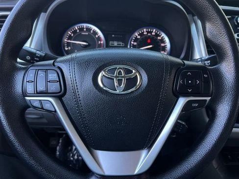 Used 2016 Toyota Highlander LE AWD/4WD image 19