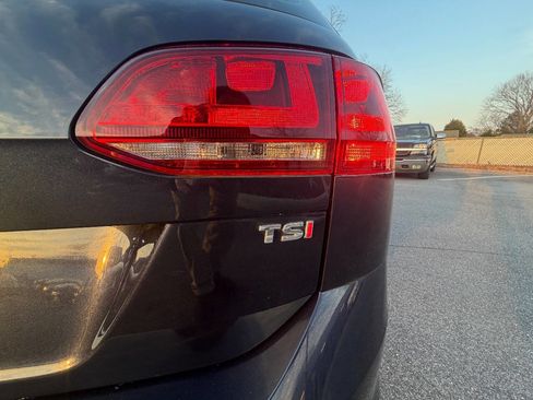 Used 2017 Volkswagen Golf SE image 11