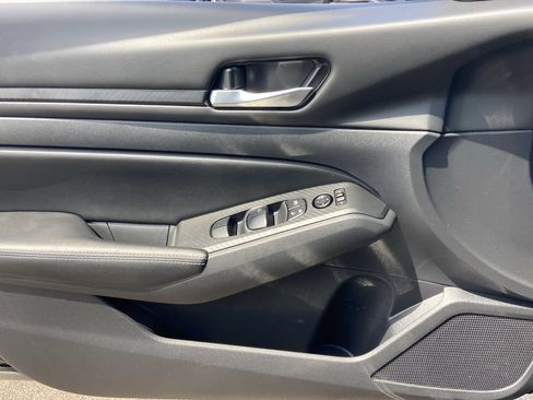Used 2025 Nissan Altima 2.5 SV FWD image 17