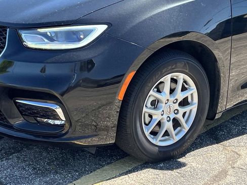 Used 2023 Chrysler Pacifica Touring-L FWD image 8