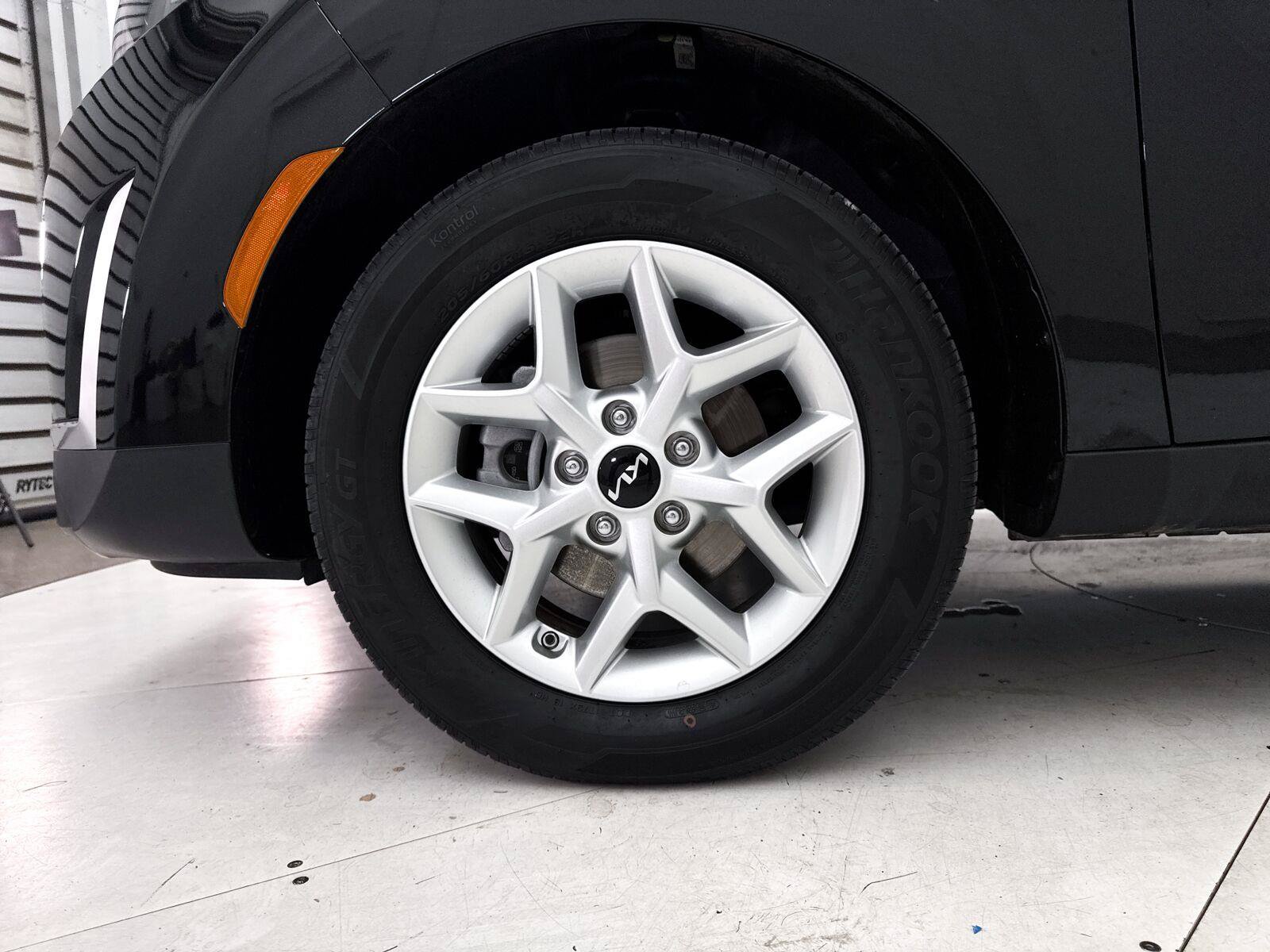 Used 2025 Kia Soul LX w/ LX Technology Package FWD image 14