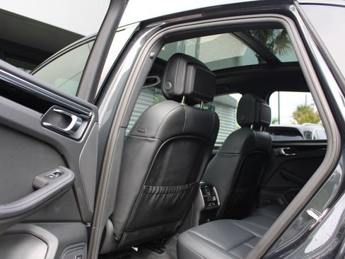 Certified 2025 Porsche Macan image 28